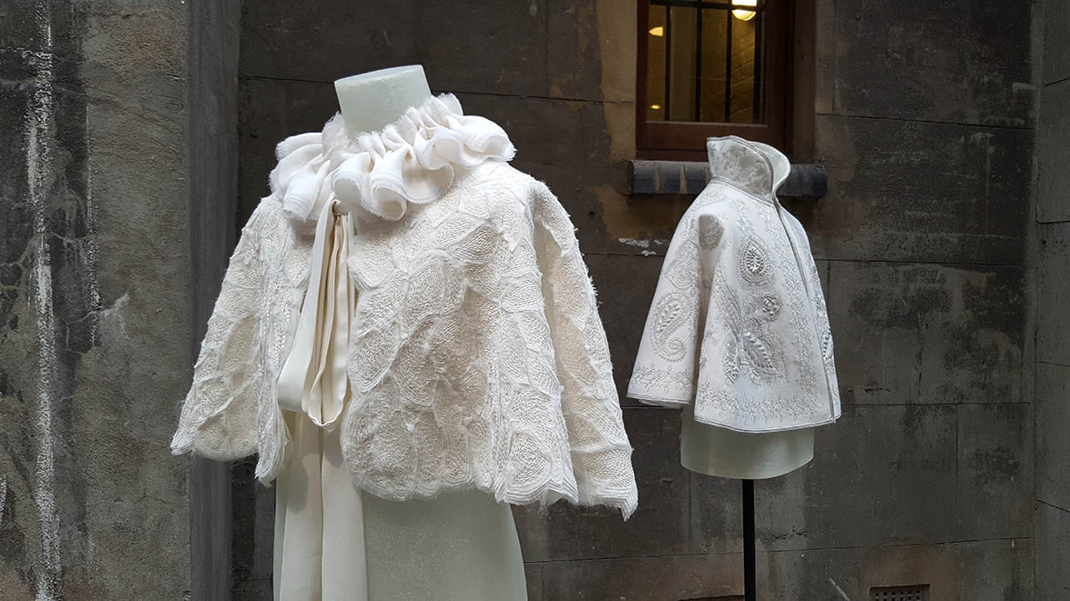 Burberry cape made from white knitted fabric with neck ruffles