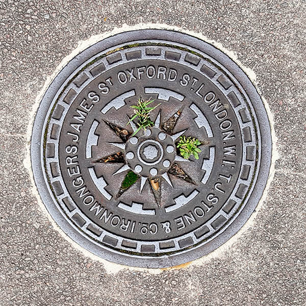 Manhole cover, London - Cast iron star pattern with text surround 