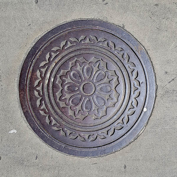 Manhole Cover, London - Cast iron with decorative circular fleur dis lis pattern