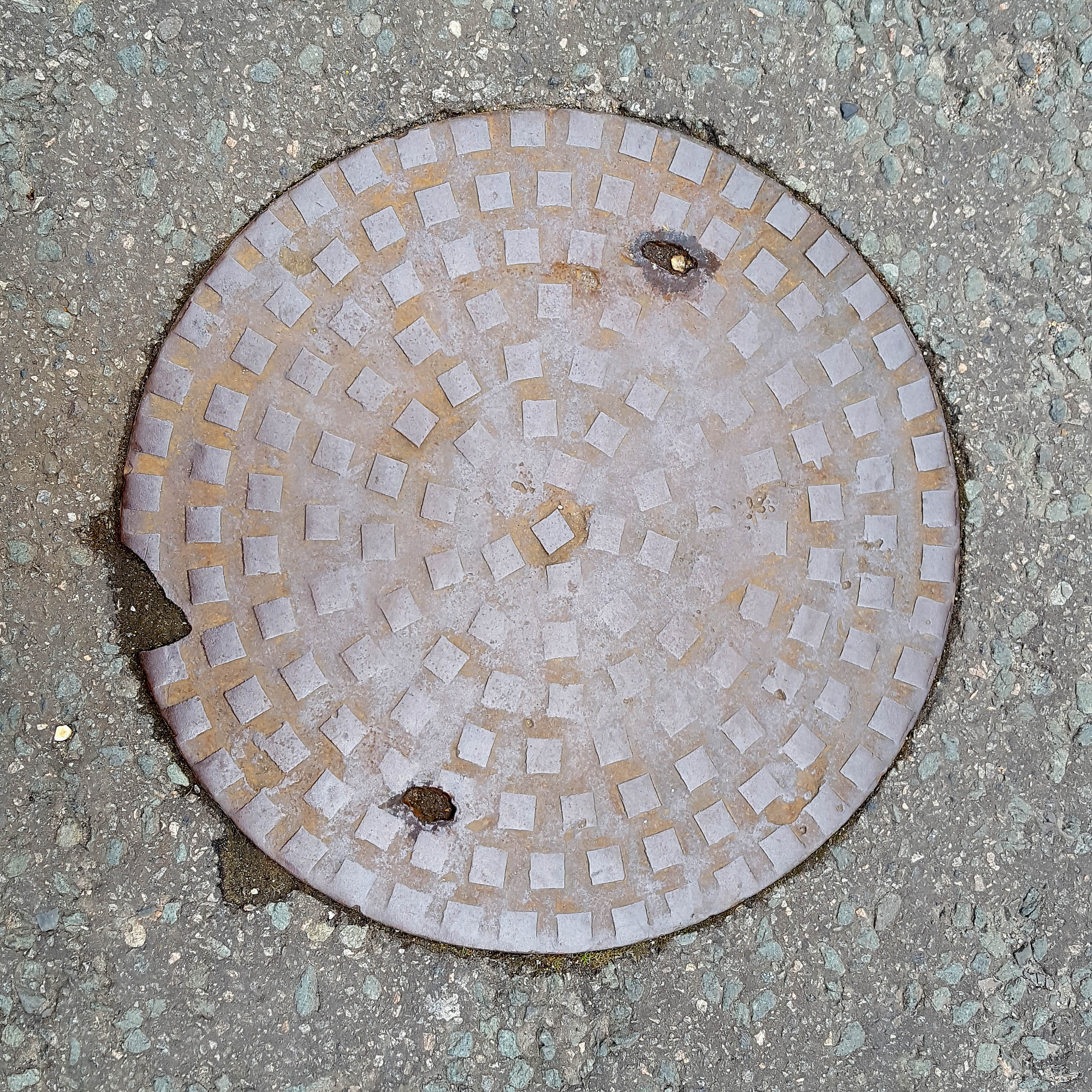 Manhole cover, London - Cast iron with graduated raised squares
