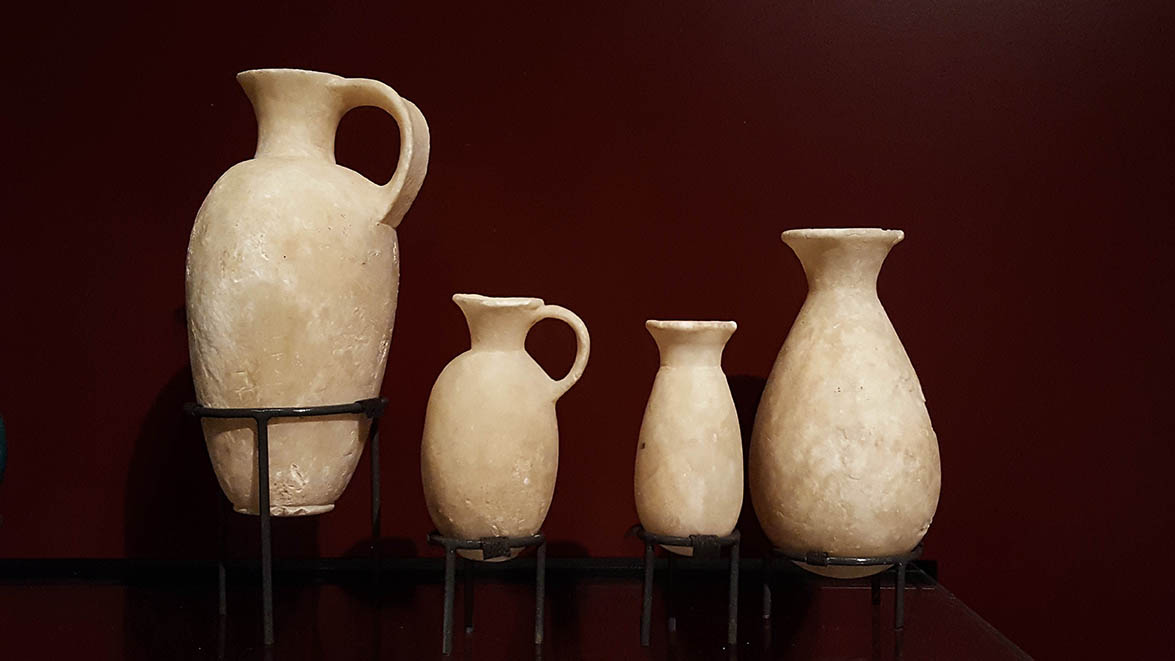 Ceramic pots displayed in The Ashmolean Museum