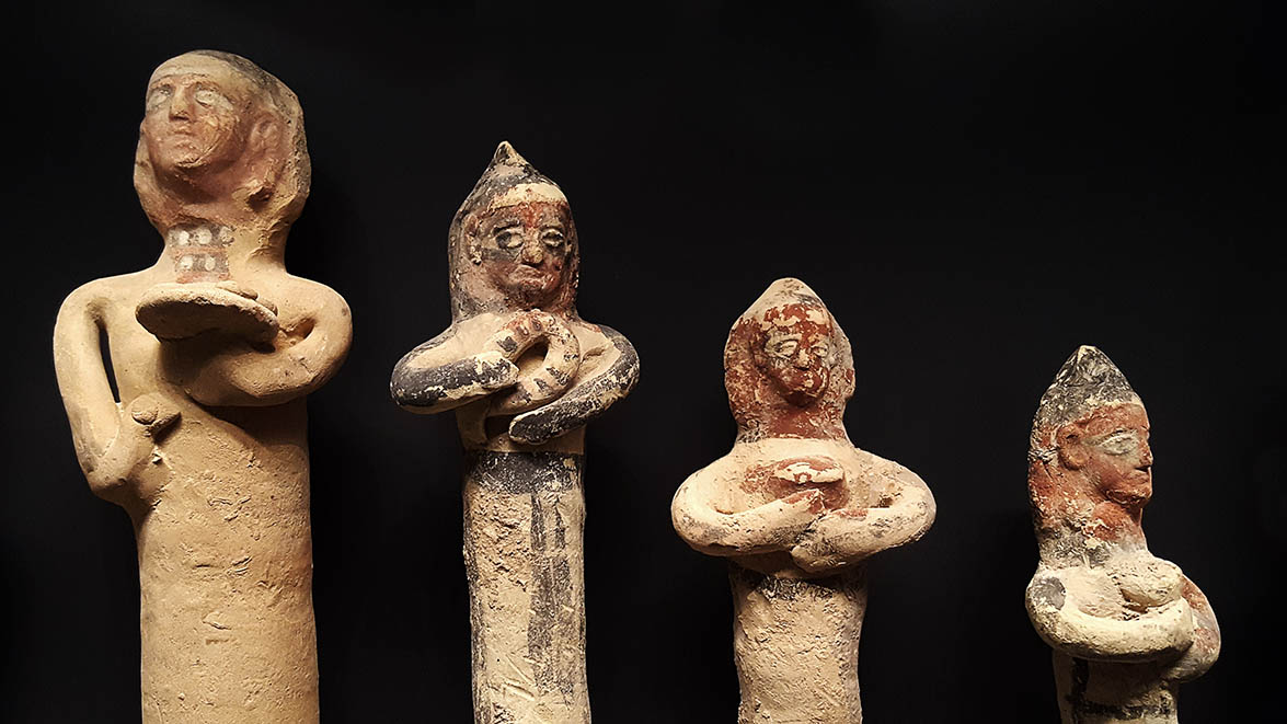 4 Ceramic figurines of women graduating in height displayed in The Ashmolean Museum