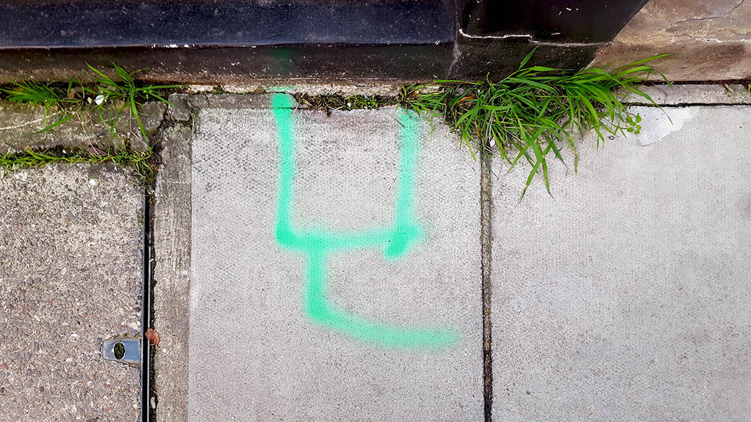 Pavement markings - spray painted squiggles on paving stones - Green squiggle