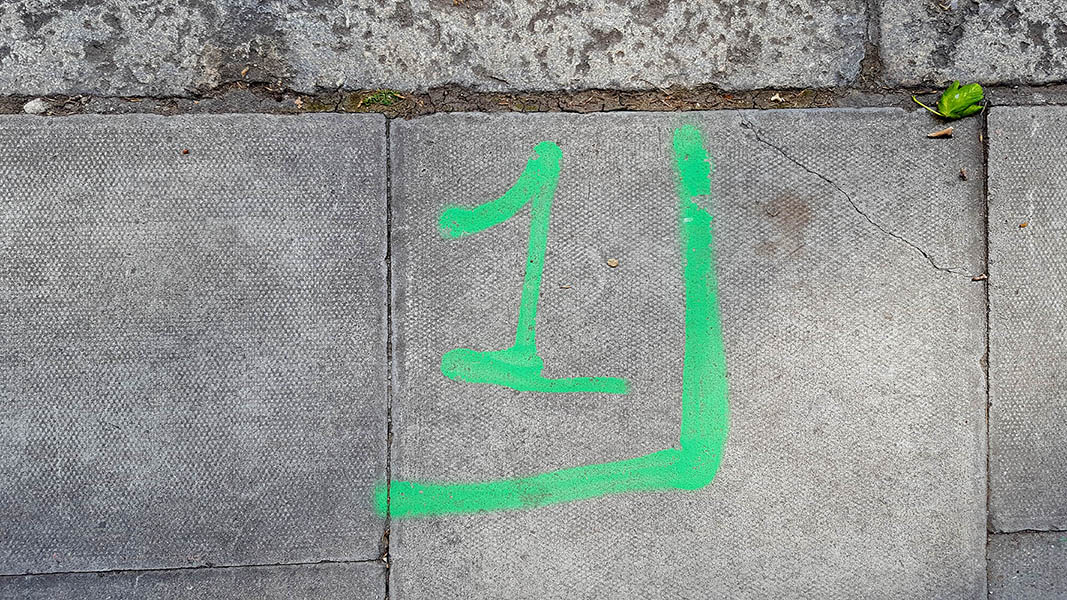 Pavement markings - spray painted squiggles on paving stones - Green 1